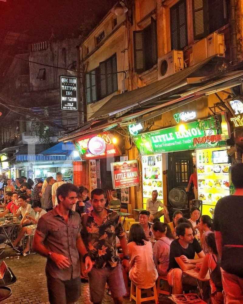 Dùng bữa tối tại phố Tạ Hiện