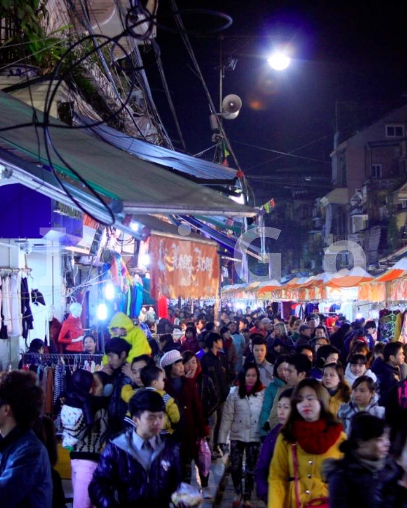 Khám phá Hà Nội bằng chợ đêm Đồng Xuân
