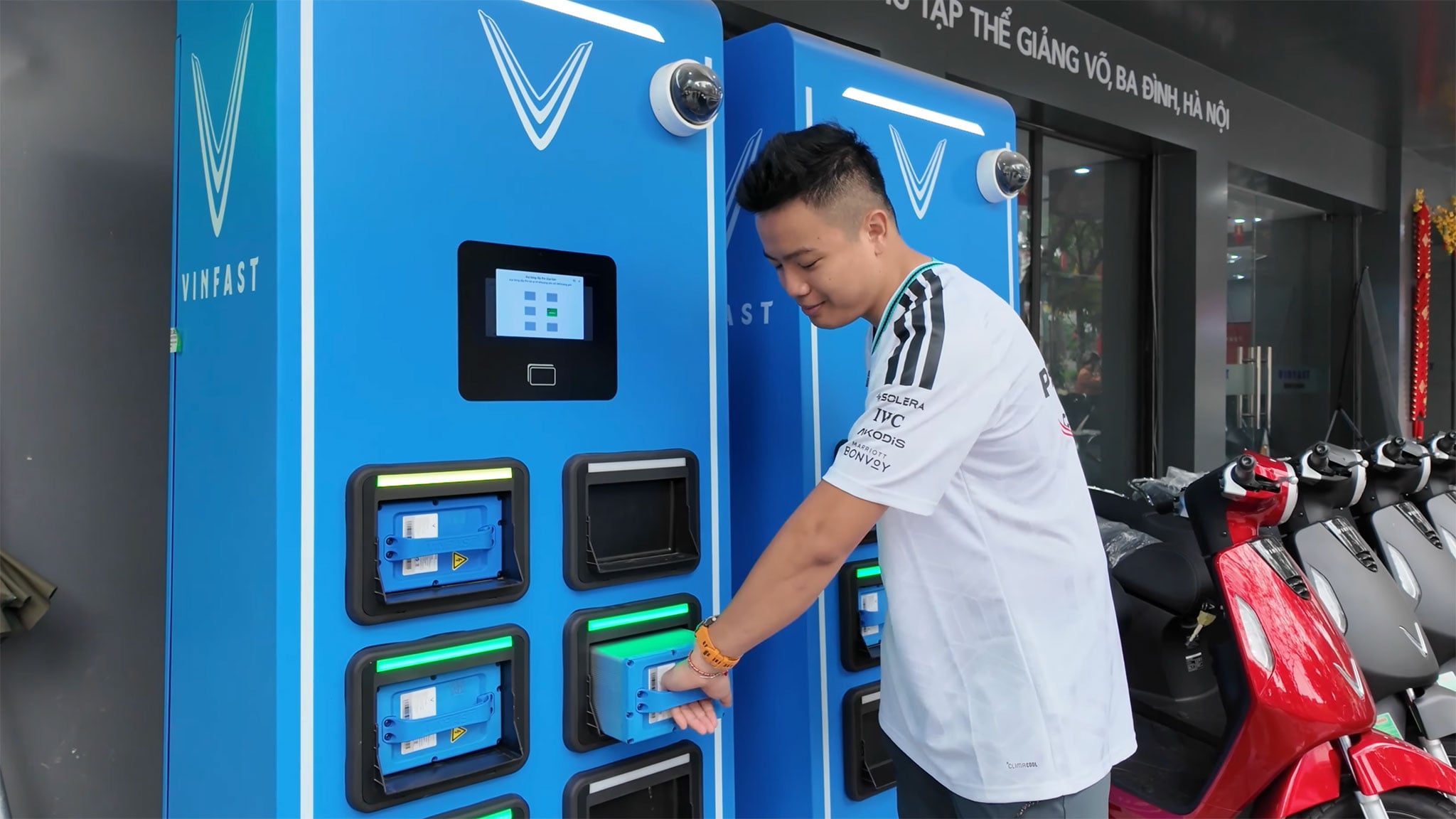 Sạc xe máy điện ở chung cư bằng tủ đổi pin VinFast