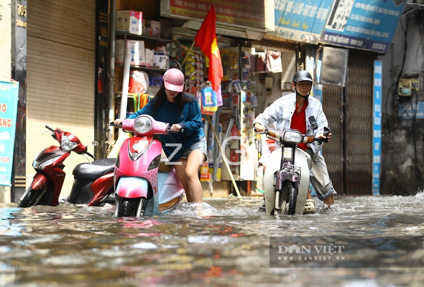 Dắt xe máy điện mùa mưa qua vùng ngập