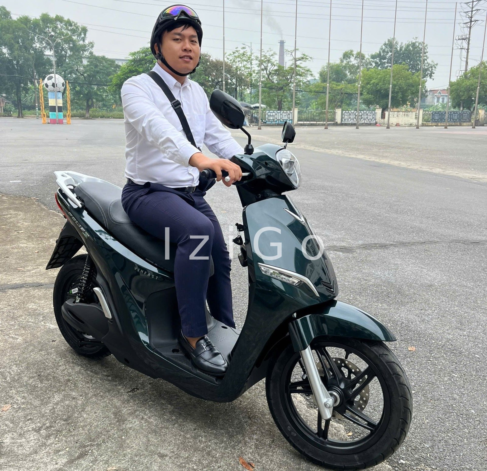 Đi xe máy điện VinFast đi làm