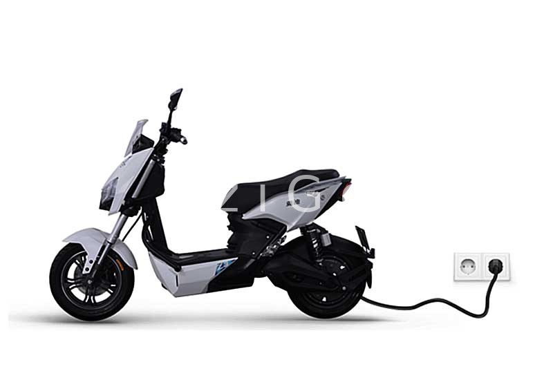 Sạc xe máy điện tại ổ điện gia đình