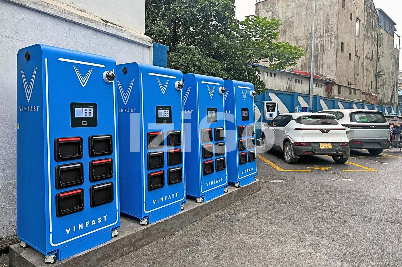 Tủ đổi pin VinFast trên phố Hà Nội khi thuê xe máy điện tại Cầu Giấy