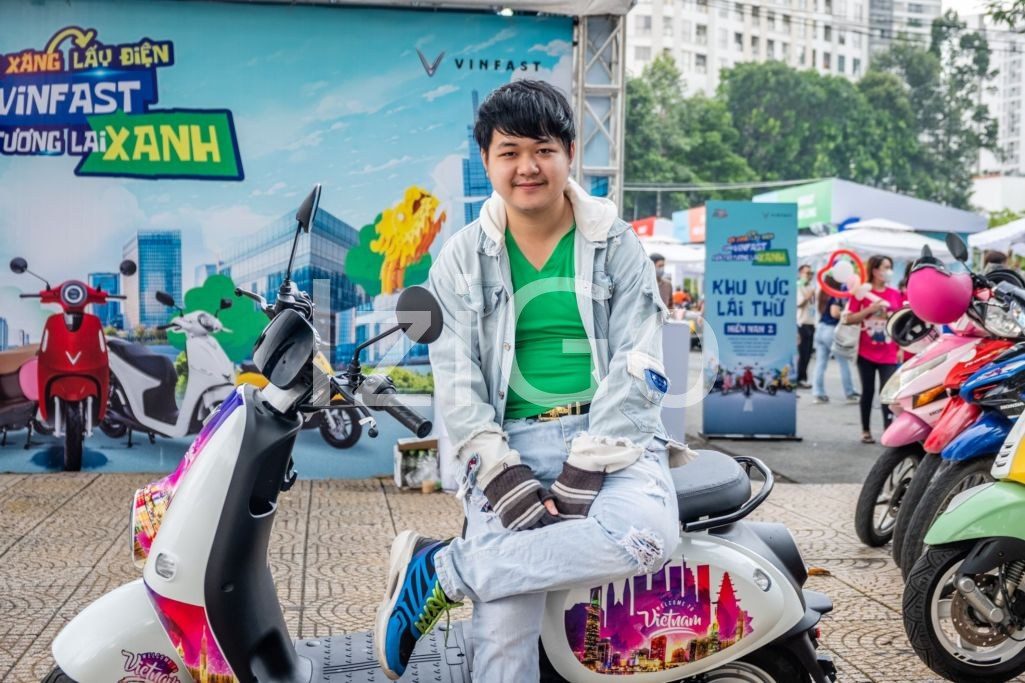 Khách lái thử xe máy điện VinFast tại khu vực lái thử